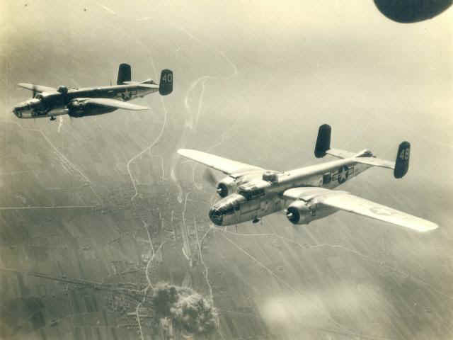 446th_B-25Js_Bombing.jpg (38587 bytes)